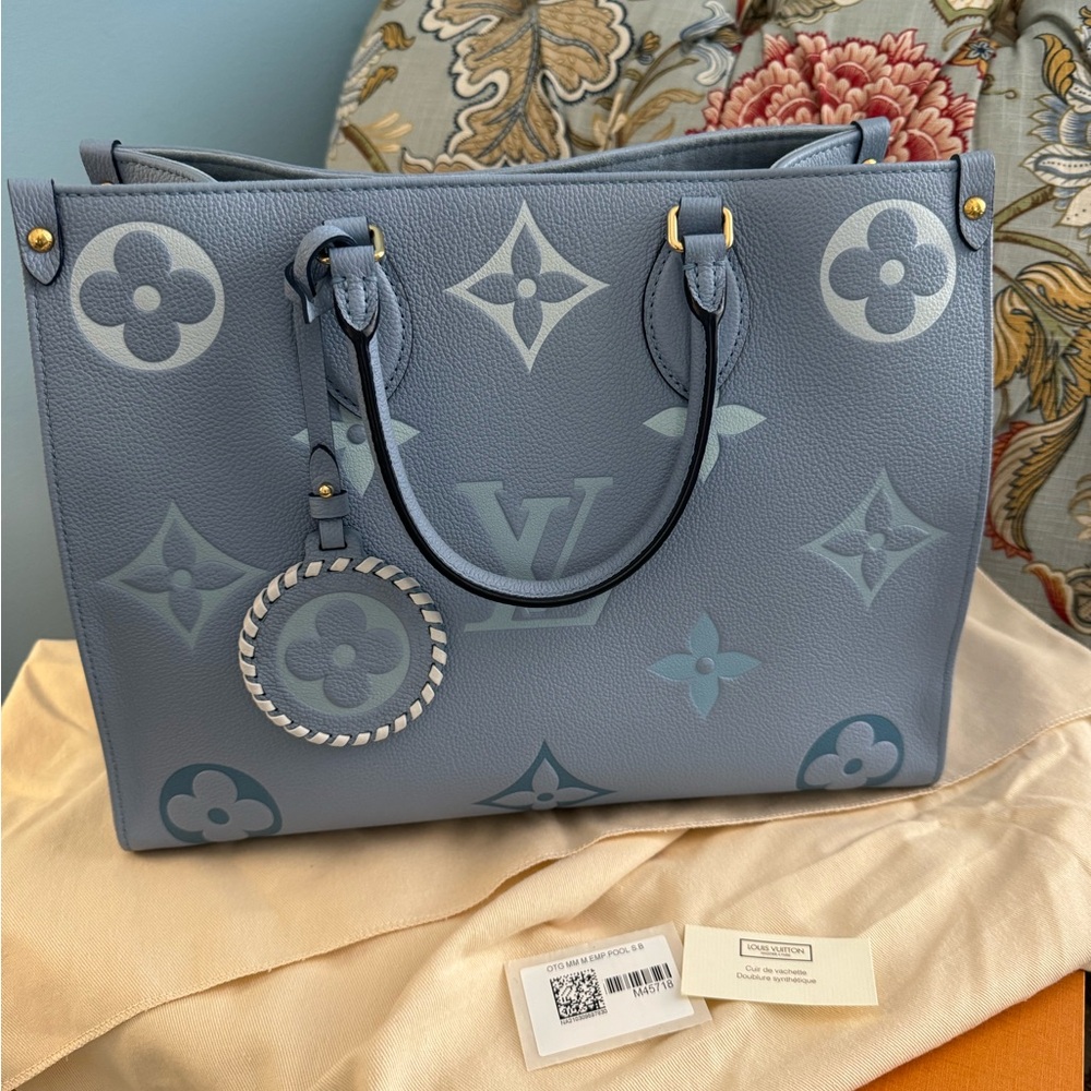 Louis Vuitton By The Pool OnTheGo MM Empreinte Giant Gradient Summer Blue